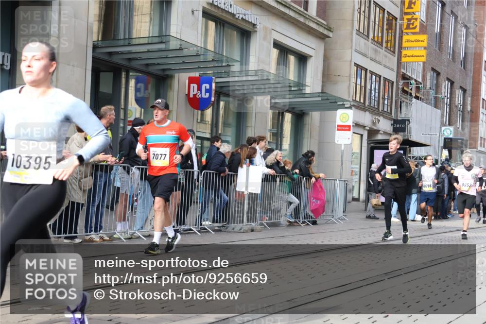 05.10.2025 - 20. swb-Marathon Bremen Strokosch-Dieckow http://msf.ph/oto/9256659 05.10.2025 10:57:55 Ziel 7077, 9174, 9330, 9433, 9462, 9576, 9582, 9608, 9634, 9872, 9952, 10084, 10127, 10368, 10377, 10395, 10398, 10459, 10586, 10620, 10786, 11049, 11058, 11181, 11184, 11291, 11495, 11562, 11591, 11601, 11608, 11700, 11724, 7077, 9174, 9330, 9433, 9462, 9576, 9582, 9608, 9634, 9872, 9952, 10084, 10127, 10368, 10377, 10395, 10398, 10459, 10586, 10620, 10786, 11058, 11562, 11601, 11608 meine-sportfotos.de