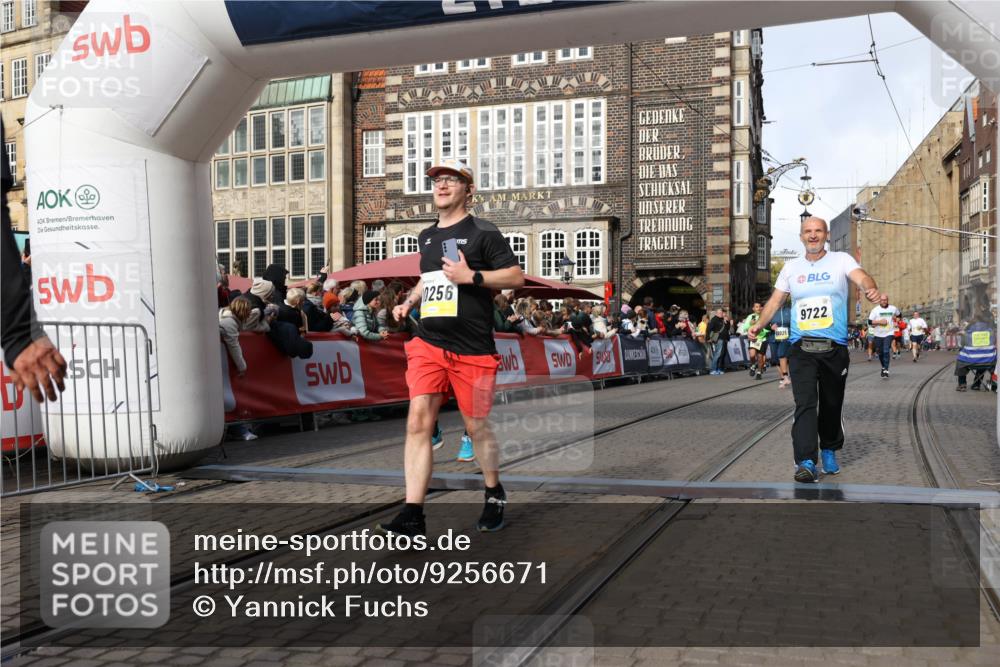 05.10.2025 - 20. swb-Marathon Bremen Yannick Fuchs http://msf.ph/oto/9256671 05.10.2025 10:55:33 Ziel 9201, 9350, 9514, 9654, 9722, 9902, 10256, 10260, 10970, 11025, 11115, 11380, 11431, 11702 meine-sportfotos.de