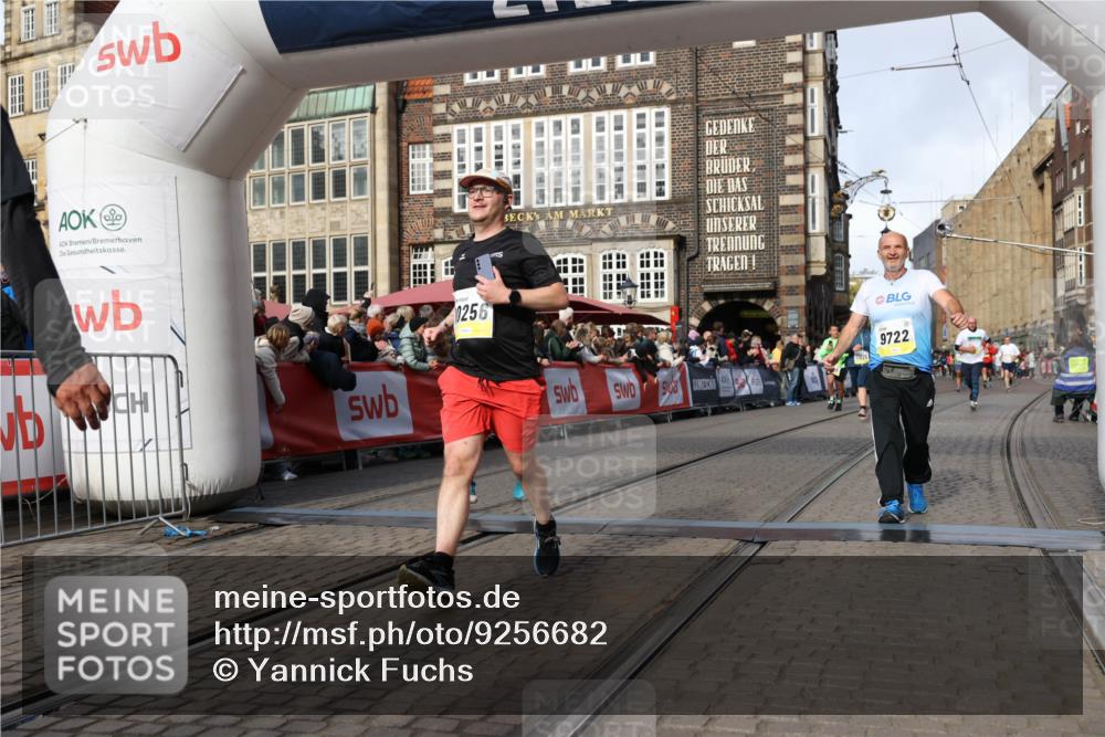 05.10.2025 - 20. swb-Marathon Bremen Yannick Fuchs http://msf.ph/oto/9256682 05.10.2025 10:55:33 Ziel 9201, 9350, 9514, 9654, 9722, 9902, 10256, 10260, 10970, 11025, 11115, 11380, 11431, 11702 meine-sportfotos.de