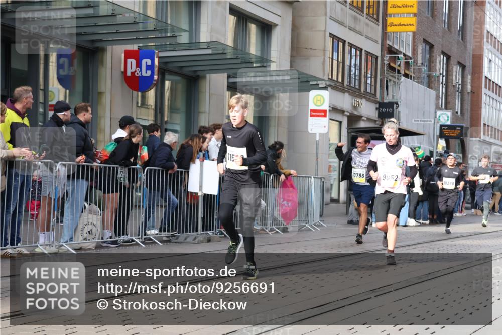 05.10.2025 - 20. swb-Marathon Bremen Strokosch-Dieckow http://msf.ph/oto/9256691 05.10.2025 10:57:56 Ziel 7077, 9174, 9330, 9433, 9462, 9576, 9582, 9608, 9634, 9820, 9952, 10084, 10127, 10368, 10377, 10395, 10398, 10459, 10586, 10620, 10786, 11049, 11058, 11181, 11184, 11291, 11495, 11562, 11591, 11608, 11700, 11724, 7077, 9174, 9330, 9433, 9462, 9576, 9582, 9608, 9634, 9820, 9952, 10084, 10127, 10368, 10377, 10395, 10398, 10459, 10586, 10620, 10786, 11058, 11562, 11608 meine-sportfotos.de