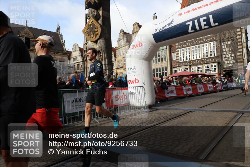 05.10.2025 - 20. swb-Marathon Bremen Yannick Fuchs http://msf.ph/oto/9256733 05.10.2025 10:55:34 Ziel 9350, 9514, 9654, 9722, 9856, 9902, 10111, 10256, 10260, 10970, 11025, 11115, 11380, 11431, 11702 meine-sportfotos.de