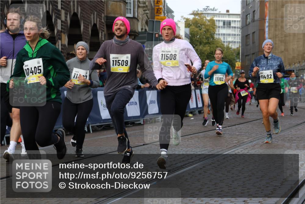 05.10.2025 - 20. swb-Marathon Bremen Strokosch-Dieckow http://msf.ph/oto/9256757 05.10.2025 11:03:21 Ziel 7776, 9224, 9225, 9246, 9308, 10142, 10405, 10446, 10963, 10995, 11103, 11124, 11150, 11236, 11467, 11502, 11508, 11509 meine-sportfotos.de