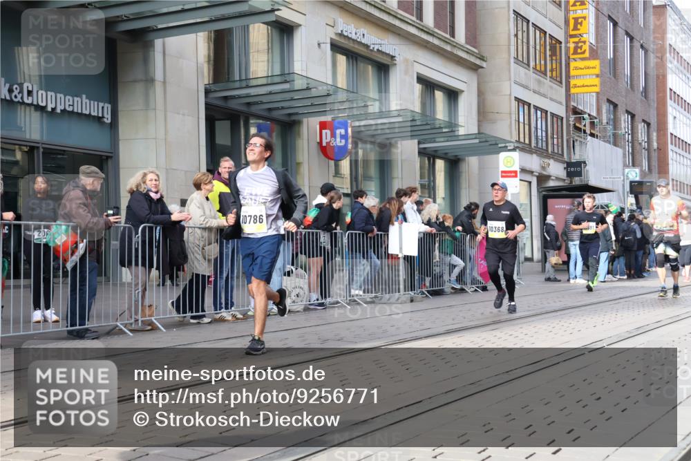 05.10.2025 - 20. swb-Marathon Bremen Strokosch-Dieckow http://msf.ph/oto/9256771 05.10.2025 10:57:59 Ziel 7077, 9174, 9330, 9433, 9462, 9608, 9634, 9820, 9952, 10055, 10084, 10368, 10377, 10398, 10408, 10459, 10586, 10620, 10786, 11049, 11181, 11184, 11291, 11495, 11562, 11591, 11608, 11700, 11724, 7077, 9174, 9330, 9433, 9462, 9608, 9634, 9820, 9952, 10055, 10084, 10368, 10377, 10398, 10408, 10459, 10586, 10620, 10786, 11562, 11608 meine-sportfotos.de