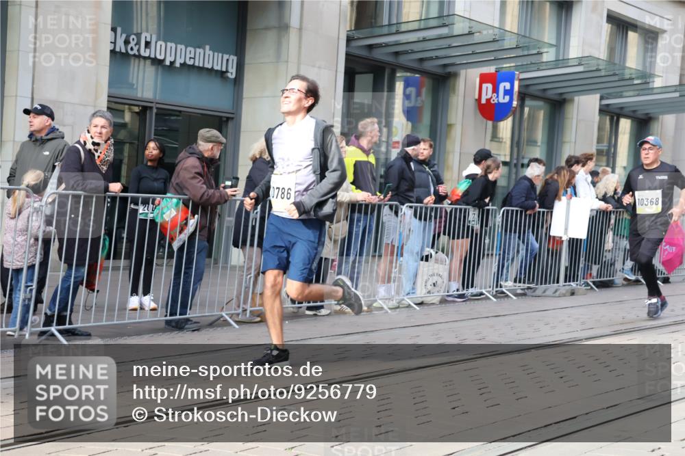 05.10.2025 - 20. swb-Marathon Bremen Strokosch-Dieckow http://msf.ph/oto/9256779 05.10.2025 10:57:59 Ziel 7077, 9174, 9330, 9433, 9462, 9608, 9634, 9820, 9952, 10055, 10084, 10368, 10377, 10398, 10408, 10459, 10586, 10620, 10786, 11049, 11181, 11184, 11291, 11495, 11562, 11591, 11608, 11700, 11724, 7077, 9174, 9330, 9433, 9462, 9608, 9634, 9820, 9952, 10055, 10084, 10368, 10377, 10398, 10408, 10459, 10586, 10620, 10786, 11562, 11608 meine-sportfotos.de