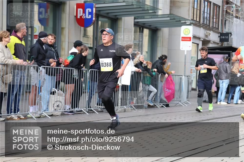 05.10.2025 - 20. swb-Marathon Bremen Strokosch-Dieckow http://msf.ph/oto/9256794 05.10.2025 10:58:00 Ziel 7077, 9174, 9330, 9433, 9462, 9608, 9634, 9820, 9952, 10055, 10084, 10261, 10368, 10377, 10398, 10408, 10586, 10620, 10786, 10988, 11049, 11181, 11184, 11291, 11495, 11562, 11591, 11608, 11700, 11724, 7077, 9174, 9330, 9433, 9462, 9608, 9634, 9820, 9952, 10055, 10084, 10261, 10368, 10377, 10398, 10408, 10586, 10620, 10786, 11562, 11608 meine-sportfotos.de