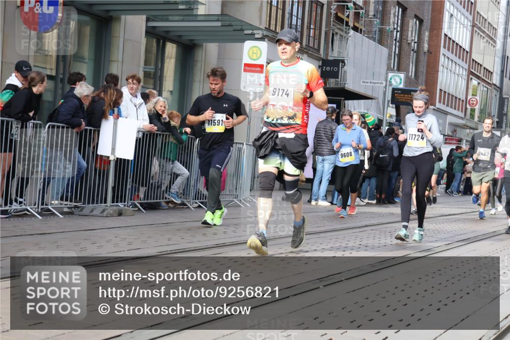05.10.2025 - 20. swb-Marathon Bremen Strokosch-Dieckow http://msf.ph/oto/9256821 05.10.2025 10:58:01 Ziel 7077, 9174, 9330, 9433, 9462, 9608, 9634, 9820, 9952, 10055, 10084, 10261, 10285, 10368, 10377, 10398, 10408, 10586, 10620, 10786, 10988, 11049, 11181, 11184, 11291, 11495, 11562, 11591, 11608, 11700, 11724, 7077, 9174, 9330, 9433, 9462, 9608, 9634, 9820, 9952, 10055, 10084, 10261, 10285, 10368, 10377, 10398, 10408, 10586, 10620, 10786, 11562, 11608 meine-sportfotos.de