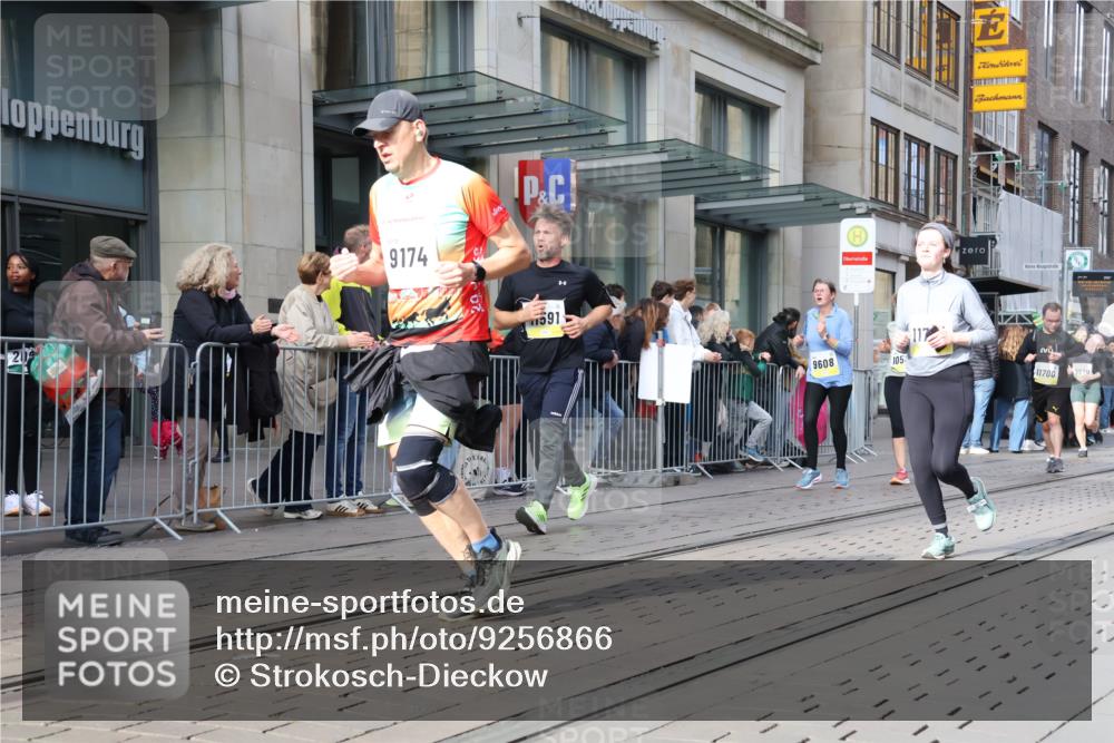 05.10.2025 - 20. swb-Marathon Bremen Strokosch-Dieckow http://msf.ph/oto/9256866 05.10.2025 10:58:02 Ziel 7077, 9174, 9330, 9433, 9462, 9608, 9820, 9913, 9952, 10055, 10084, 10261, 10285, 10368, 10398, 10408, 10513, 10586, 10786, 10988, 11049, 11181, 11184, 11291, 11495, 11562, 11591, 11608, 11700, 11724, 7077, 9174, 9330, 9433, 9462, 9608, 9820, 9913, 9952, 10055, 10084, 10261, 10285, 10368, 10398, 10408, 10513, 10586, 10786, 11562, 11608 meine-sportfotos.de