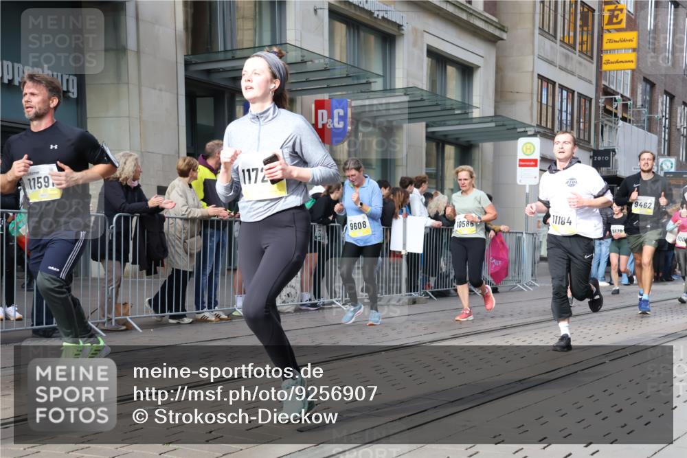 05.10.2025 - 20. swb-Marathon Bremen Strokosch-Dieckow http://msf.ph/oto/9256907 05.10.2025 10:58:04 Ziel 7077, 9174, 9330, 9430, 9433, 9462, 9472, 9608, 9766, 9820, 9913, 9952, 10049, 10055, 10084, 10261, 10285, 10368, 10408, 10513, 10586, 10786, 10936, 10988, 11049, 11181, 11184, 11291, 11495, 11562, 11591, 11700, 11724, 7077, 9174, 9330, 9430, 9433, 9462, 9472, 9608, 9766, 9820, 9913, 9952, 10049, 10055, 10084, 10261, 10285, 10368, 10408, 10513, 10586, 10786, 11562 meine-sportfotos.de