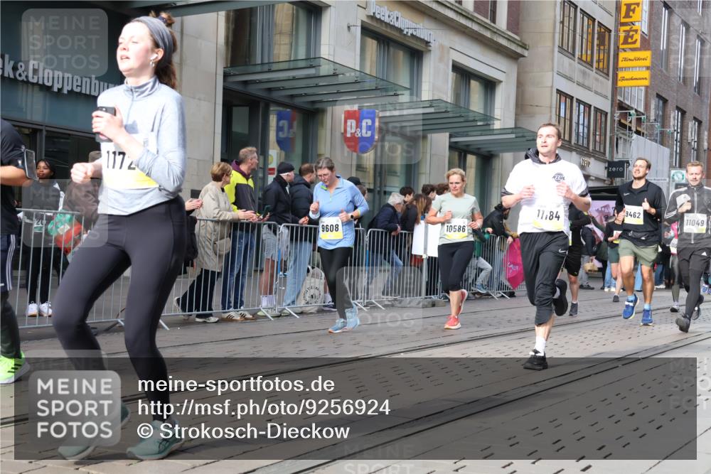 05.10.2025 - 20. swb-Marathon Bremen Strokosch-Dieckow http://msf.ph/oto/9256924 05.10.2025 10:58:04 Ziel 7077, 9174, 9330, 9430, 9433, 9462, 9472, 9608, 9766, 9820, 9913, 9952, 10049, 10055, 10084, 10261, 10285, 10368, 10408, 10513, 10586, 10786, 10936, 10988, 11049, 11181, 11184, 11291, 11495, 11562, 11591, 11700, 11724, 7077, 9174, 9330, 9430, 9433, 9462, 9472, 9608, 9766, 9820, 9913, 9952, 10049, 10055, 10084, 10261, 10285, 10368, 10408, 10513, 10586, 10786, 11562 meine-sportfotos.de