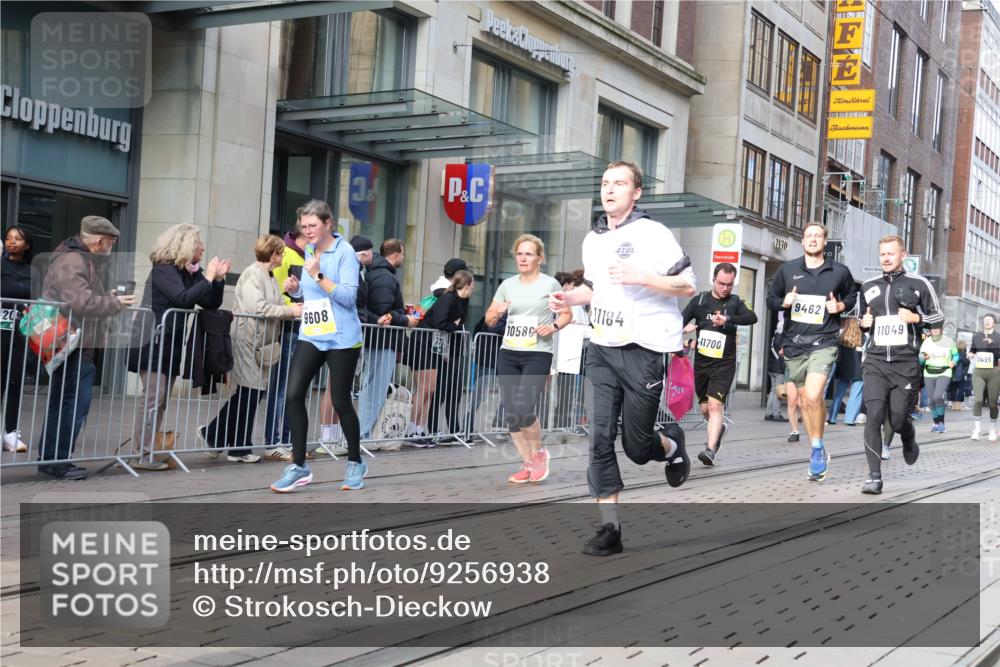 05.10.2025 - 20. swb-Marathon Bremen Strokosch-Dieckow http://msf.ph/oto/9256938 05.10.2025 10:58:04 Ziel 7077, 9174, 9330, 9430, 9433, 9462, 9472, 9608, 9766, 9820, 9913, 9952, 10049, 10055, 10084, 10261, 10285, 10368, 10408, 10513, 10586, 10786, 10936, 10988, 11049, 11181, 11184, 11291, 11495, 11562, 11591, 11700, 11724, 7077, 9174, 9330, 9430, 9433, 9462, 9472, 9608, 9766, 9820, 9913, 9952, 10049, 10055, 10084, 10261, 10285, 10368, 10408, 10513, 10586, 10786, 11562 meine-sportfotos.de