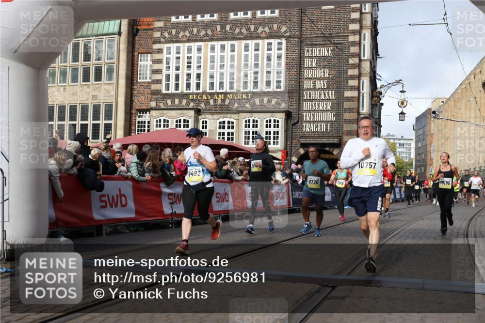 05.10.2025 - 20. swb-Marathon Bremen Yannick Fuchs http://msf.ph/oto/9256981 05.10.2025 10:55:42 Ziel 7165, 9492, 9720, 9856, 10107, 10111, 10195, 10262, 10745, 10755, 10757, 11025, 11197, 11588 meine-sportfotos.de