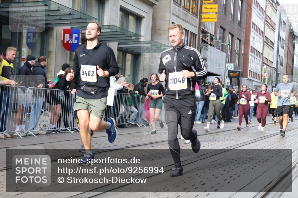 05.10.2025 - 20. swb-Marathon Bremen Strokosch-Dieckow http://msf.ph/oto/9256994 05.10.2025 10:58:06 Ziel 7077, 9174, 9430, 9433, 9462, 9472, 9529, 9608, 9766, 9820, 9913, 9952, 10049, 10055, 10084, 10261, 10285, 10368, 10408, 10513, 10527, 10586, 10786, 10936, 10988, 11049, 11181, 11184, 11291, 11495, 11562, 11591, 11700, 11724, 7077, 9174, 9430, 9433, 9462, 9472, 9529, 9608, 9766, 9820, 9913, 9952, 10049, 10055, 10084, 10261, 10285, 10368, 10408, 10513, 10527, 10586, 10786, 11562 meine-sportfotos.de