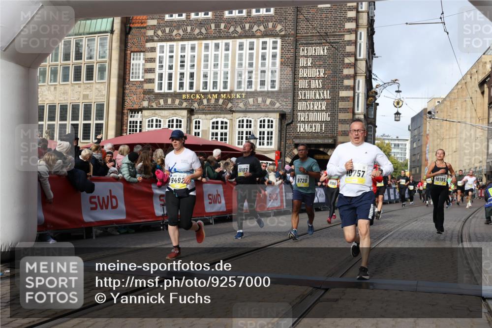 05.10.2025 - 20. swb-Marathon Bremen Yannick Fuchs http://msf.ph/oto/9257000 05.10.2025 10:55:42 Ziel 7165, 9492, 9720, 9856, 10107, 10111, 10195, 10262, 10745, 10755, 10757, 11025, 11197, 11588 meine-sportfotos.de