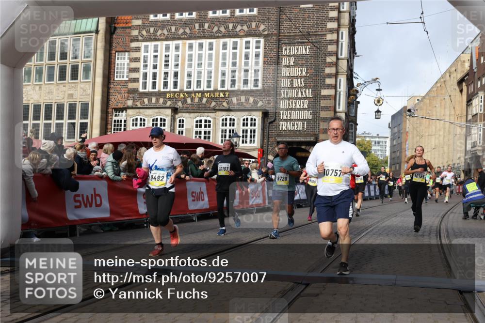 05.10.2025 - 20. swb-Marathon Bremen Yannick Fuchs http://msf.ph/oto/9257007 05.10.2025 10:55:42 Ziel 7165, 9492, 9720, 9856, 10107, 10111, 10195, 10262, 10745, 10755, 10757, 11025, 11197, 11588 meine-sportfotos.de