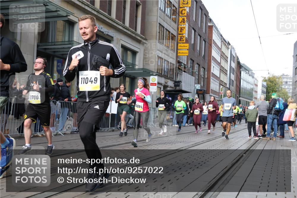 05.10.2025 - 20. swb-Marathon Bremen Strokosch-Dieckow http://msf.ph/oto/9257022 05.10.2025 10:58:07 Ziel 7077, 9174, 9359, 9430, 9433, 9462, 9472, 9529, 9608, 9766, 9820, 9913, 10049, 10055, 10084, 10261, 10285, 10368, 10408, 10513, 10527, 10586, 10786, 10936, 10988, 11049, 11181, 11184, 11291, 11495, 11591, 11700, 11724, 7077, 9174, 9359, 9430, 9433, 9462, 9472, 9529, 9608, 9766, 9820, 9913, 10049, 10055, 10084, 10261, 10285, 10368, 10408, 10513, 10527, 10586, 10786 meine-sportfotos.de
