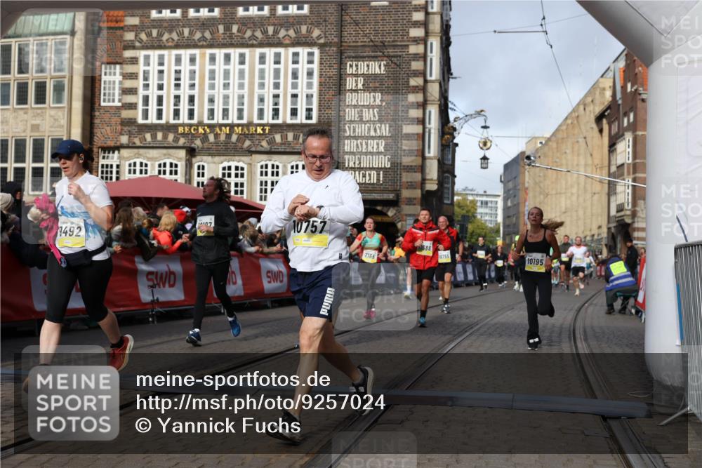 05.10.2025 - 20. swb-Marathon Bremen Yannick Fuchs http://msf.ph/oto/9257024 05.10.2025 10:55:43 Ziel 7165, 9195, 9492, 9720, 9856, 10107, 10111, 10195, 10262, 10475, 10745, 10755, 10757, 11025, 11197, 11588 meine-sportfotos.de