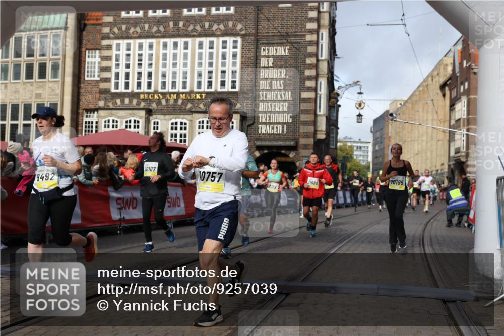 05.10.2025 - 20. swb-Marathon Bremen Yannick Fuchs http://msf.ph/oto/9257039 05.10.2025 10:55:43 Ziel 7165, 9195, 9492, 9720, 9856, 10107, 10111, 10195, 10262, 10475, 10745, 10755, 10757, 11025, 11197, 11588 meine-sportfotos.de
