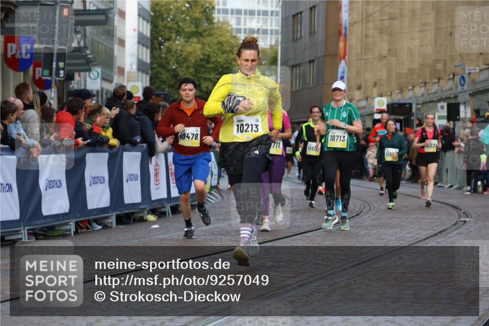05.10.2025 - 20. swb-Marathon Bremen Strokosch-Dieckow http://msf.ph/oto/9257049 05.10.2025 11:03:36 Ziel 7199, 9315, 9486, 9940, 10213, 10297, 10478, 10711, 10713, 11522, 11589 meine-sportfotos.de