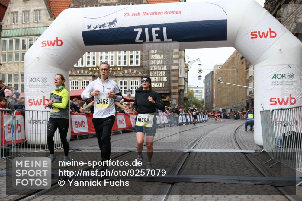 05.10.2025 - 20. swb-Marathon Bremen Yannick Fuchs http://msf.ph/oto/9257079 05.10.2025 10:47:06 Ziel 9413, 10452, 10509, 10661, 10750, 10789, 11189 meine-sportfotos.de