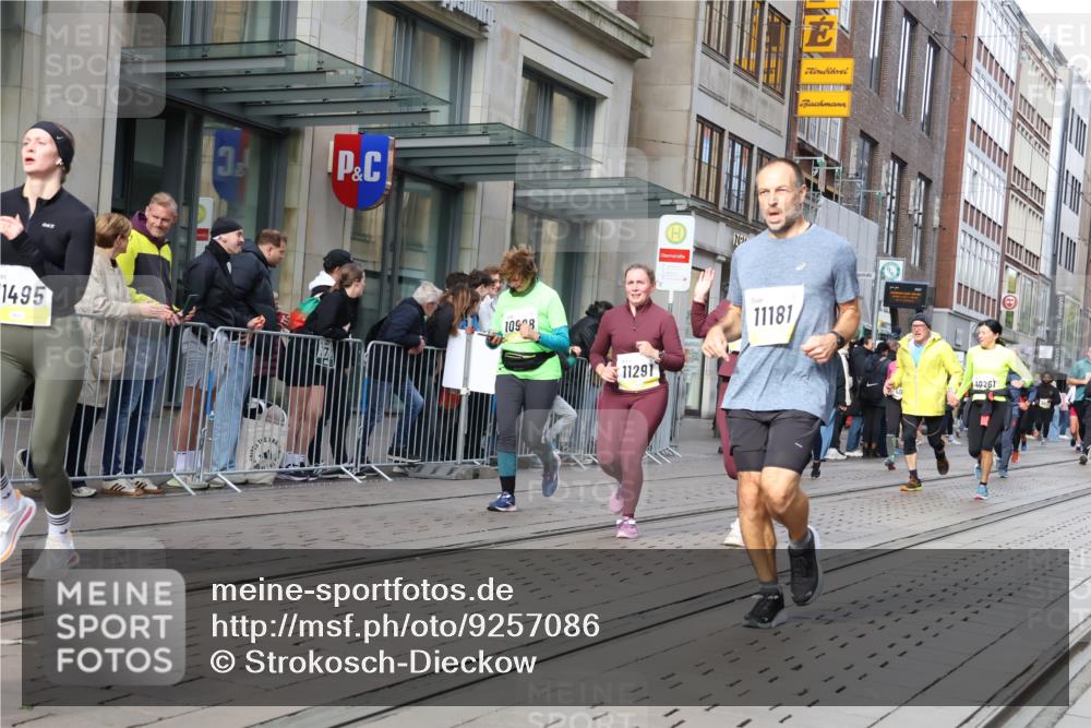 05.10.2025 - 20. swb-Marathon Bremen Strokosch-Dieckow http://msf.ph/oto/9257086 05.10.2025 10:58:09 Ziel 7077, 7163, 9174, 9359, 9430, 9433, 9462, 9472, 9529, 9608, 9714, 9766, 9820, 9913, 10049, 10055, 10084, 10261, 10285, 10368, 10408, 10513, 10527, 10586, 10591, 10679, 10786, 10871, 10936, 10988, 11049, 11078, 11181, 11184, 11291, 11495, 11591, 11700, 11724, 7077, 7163, 9174, 9359, 9430, 9433, 9462, 9472, 9529, 9608, 9714, 9766, 9820, 9913, 10049, 10055, 10084, 10261, 10285, 10368, 10408, 10513, 10527, 10586, 10591, 10679, 10786 meine-sportfotos.de