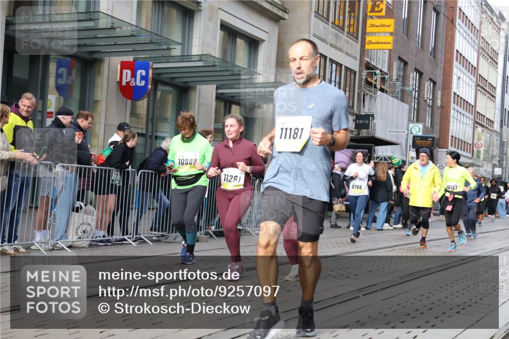 05.10.2025 - 20. swb-Marathon Bremen Strokosch-Dieckow http://msf.ph/oto/9257097 05.10.2025 10:58:10 Ziel 7077, 7163, 8585, 9174, 9359, 9370, 9430, 9433, 9462, 9472, 9529, 9608, 9622, 9714, 9766, 9820, 9913, 10049, 10055, 10084, 10261, 10285, 10368, 10408, 10513, 10527, 10586, 10591, 10679, 10786, 10871, 10936, 10988, 11049, 11078, 11181, 11184, 11291, 11495, 11591, 11700, 11724, 7077, 7163, 8585, 9174, 9359, 9370, 9430, 9433, 9462, 9472, 9529, 9608, 9622, 9714, 9766, 9820, 9913, 10049, 10055, 10084, 10261, 10285, 10368, 10408, 10513, 10527, 10586, 10591, 10679, 10786 meine-sportfotos.de