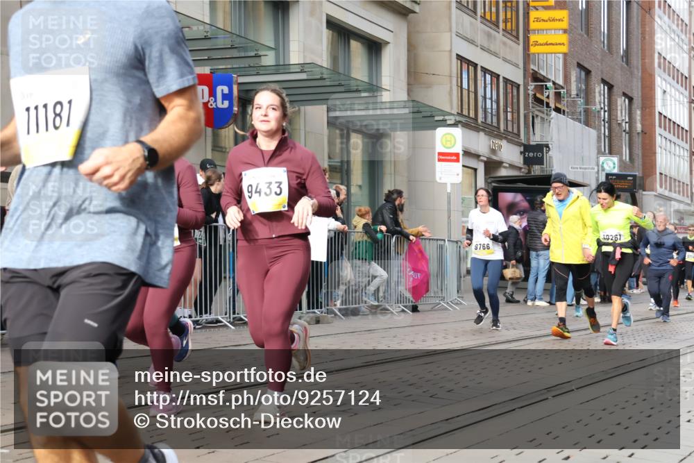 05.10.2025 - 20. swb-Marathon Bremen Strokosch-Dieckow http://msf.ph/oto/9257124 05.10.2025 10:58:10 Ziel 7077, 7163, 8585, 9174, 9359, 9370, 9430, 9433, 9462, 9472, 9529, 9608, 9622, 9714, 9766, 9820, 9913, 10049, 10055, 10084, 10261, 10285, 10368, 10408, 10513, 10527, 10586, 10591, 10679, 10786, 10871, 10936, 10988, 11049, 11078, 11181, 11184, 11291, 11495, 11591, 11700, 11724, 7077, 7163, 8585, 9174, 9359, 9370, 9430, 9433, 9462, 9472, 9529, 9608, 9622, 9714, 9766, 9820, 9913, 10049, 10055, 10084, 10261, 10285, 10368, 10408, 10513, 10527, 10586, 10591, 10679, 10786 meine-sportfotos.de