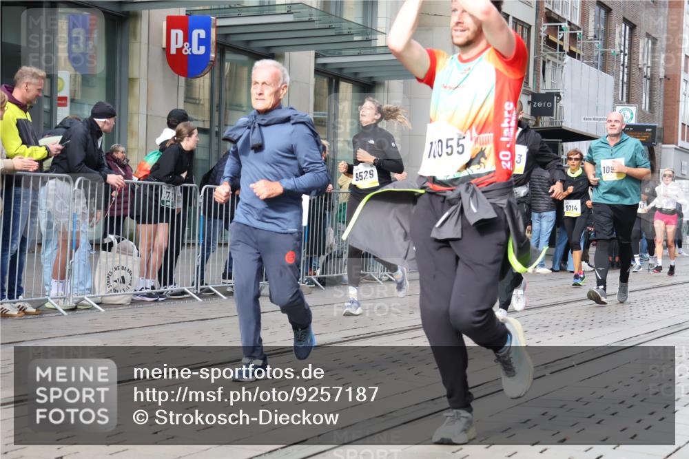 05.10.2025 - 20. swb-Marathon Bremen Strokosch-Dieckow http://msf.ph/oto/9257187 05.10.2025 10:58:15 Ziel 7163, 8585, 9346, 9359, 9370, 9430, 9433, 9472, 9529, 9540, 9608, 9622, 9714, 9766, 9820, 9913, 10049, 10055, 10084, 10261, 10285, 10408, 10513, 10527, 10561, 10586, 10591, 10679, 10871, 10936, 10988, 11078, 11181, 11291, 11591, 11651, 11700, 7163, 8585, 9346, 9359, 9370, 9430, 9433, 9472, 9529, 9540, 9608, 9622, 9714, 9766, 9820, 9913, 10049, 10055, 10084, 10261, 10285, 10408, 10513, 10527, 10561, 10586, 10591, 10679, 11651 meine-sportfotos.de
