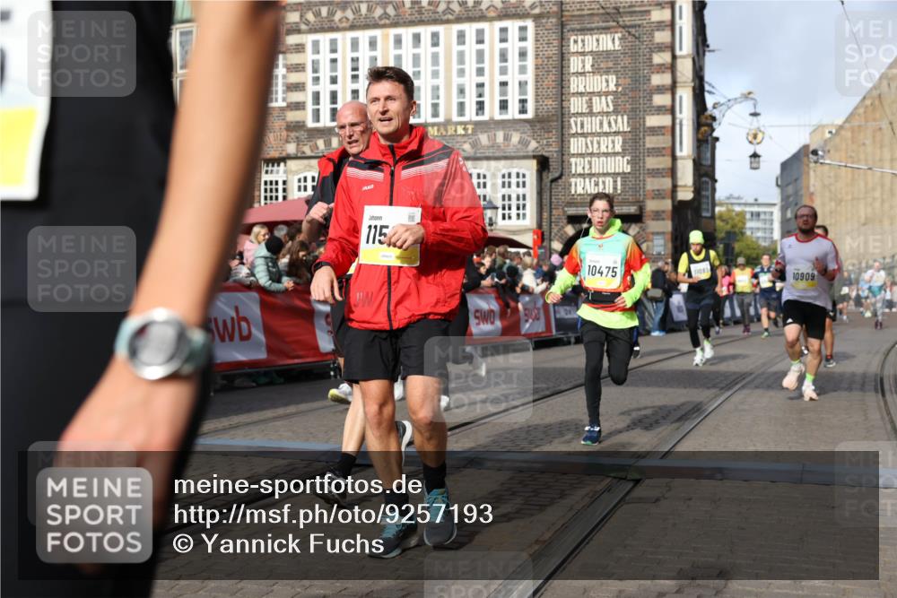 05.10.2025 - 20. swb-Marathon Bremen Yannick Fuchs http://msf.ph/oto/9257193 05.10.2025 10:55:46 Ziel 7165, 9195, 9197, 9492, 9720, 10088, 10107, 10195, 10262, 10475, 10745, 10755, 10757, 10909, 11081, 11586, 11588 meine-sportfotos.de