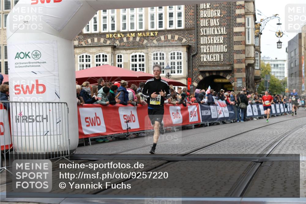 05.10.2025 - 20. swb-Marathon Bremen Yannick Fuchs http://msf.ph/oto/9257220 05.10.2025 10:47:11 Ziel 9413, 9562, 10452, 10509, 10789 meine-sportfotos.de