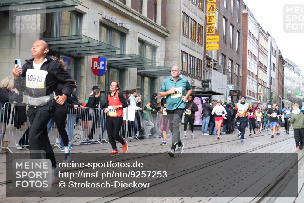05.10.2025 - 20. swb-Marathon Bremen Strokosch-Dieckow http://msf.ph/oto/9257253 05.10.2025 10:58:17 Ziel 7163, 8585, 9346, 9359, 9370, 9430, 9433, 9472, 9529, 9540, 9622, 9714, 9766, 9820, 9913, 10049, 10055, 10261, 10263, 10285, 10408, 10513, 10527, 10561, 10591, 10679, 10871, 10936, 10988, 11078, 11181, 11290, 11291, 11591, 11651, 11700, 7163, 8585, 9346, 9359, 9370, 9430, 9433, 9472, 9529, 9540, 9622, 9714, 9766, 9820, 9913, 10049, 10055, 10261, 10263, 10285, 10408, 10513, 10527, 10561, 10591, 10679, 11290, 11651 meine-sportfotos.de