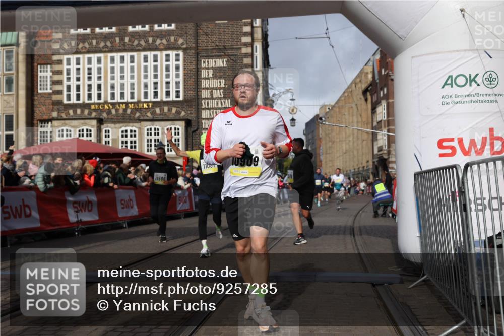 05.10.2025 - 20. swb-Marathon Bremen Yannick Fuchs http://msf.ph/oto/9257285 05.10.2025 10:55:48 Ziel 7165, 9195, 9197, 9492, 9720, 10088, 10107, 10195, 10323, 10475, 10755, 10757, 10909, 11081, 11586, 11588 meine-sportfotos.de