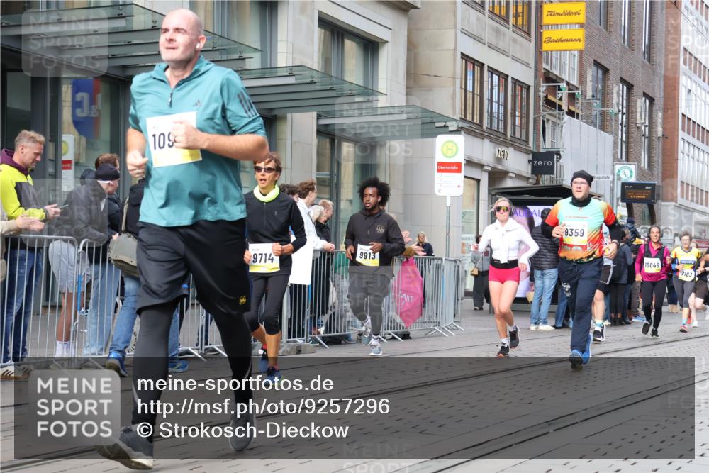 05.10.2025 - 20. swb-Marathon Bremen Strokosch-Dieckow http://msf.ph/oto/9257296 05.10.2025 10:58:18 Ziel 7163, 8585, 9346, 9359, 9370, 9430, 9433, 9472, 9529, 9540, 9622, 9714, 9766, 9820, 9913, 10049, 10055, 10261, 10263, 10285, 10408, 10513, 10527, 10561, 10591, 10679, 10871, 10936, 10988, 11078, 11181, 11290, 11291, 11591, 11651, 11700, 7163, 8585, 9346, 9359, 9370, 9430, 9433, 9472, 9529, 9540, 9622, 9714, 9766, 9820, 9913, 10049, 10055, 10261, 10263, 10285, 10408, 10513, 10527, 10561, 10591, 10679, 11290, 11651 meine-sportfotos.de