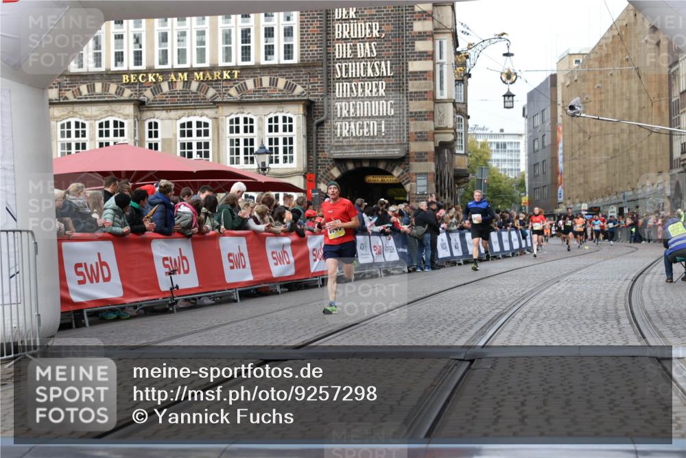 05.10.2025 - 20. swb-Marathon Bremen Yannick Fuchs http://msf.ph/oto/9257298 05.10.2025 10:47:15 Ziel 9546, 9562 meine-sportfotos.de