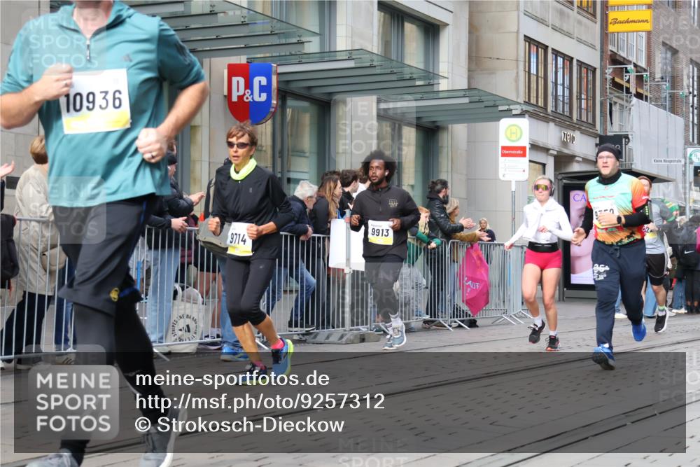 05.10.2025 - 20. swb-Marathon Bremen Strokosch-Dieckow http://msf.ph/oto/9257312 05.10.2025 10:58:19 Ziel 7163, 8585, 9346, 9359, 9370, 9430, 9433, 9472, 9529, 9540, 9622, 9714, 9766, 9820, 9913, 10049, 10055, 10261, 10263, 10285, 10408, 10513, 10527, 10561, 10591, 10679, 10871, 10936, 10988, 11078, 11290, 11291, 11591, 11651, 11700, 7163, 8585, 9346, 9359, 9370, 9430, 9433, 9472, 9529, 9540, 9622, 9714, 9766, 9820, 9913, 10049, 10055, 10261, 10263, 10285, 10408, 10513, 10527, 10561, 10591, 10679, 11290, 11651 meine-sportfotos.de