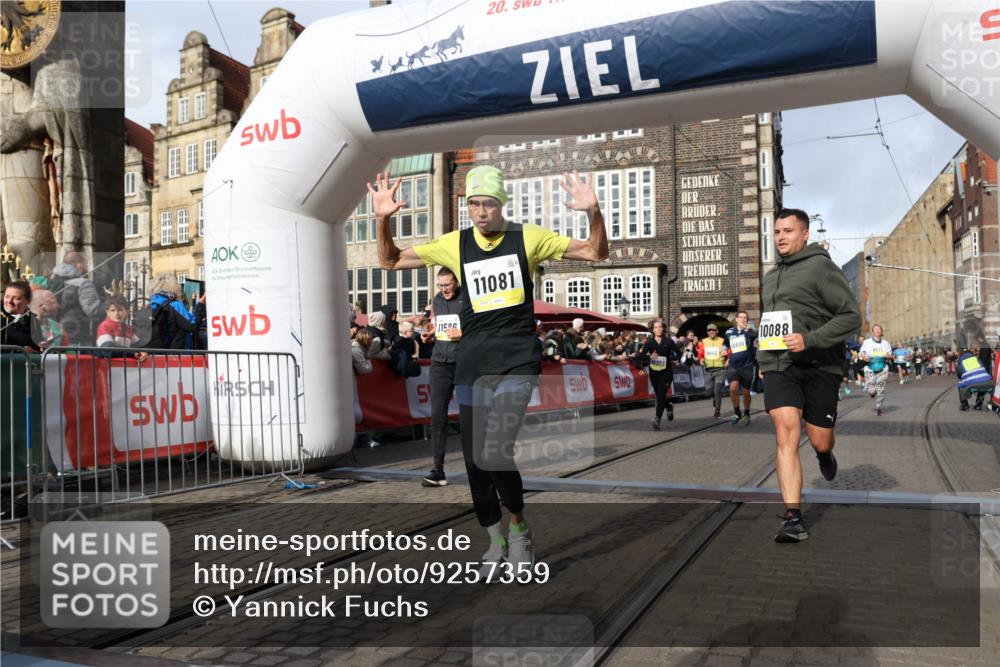 05.10.2025 - 20. swb-Marathon Bremen Yannick Fuchs http://msf.ph/oto/9257359 05.10.2025 10:55:50 Ziel 7165, 9195, 9197, 9621, 9720, 9882, 10088, 10107, 10195, 10287, 10323, 10475, 10755, 10800, 10909, 11081, 11586, 11588, 11624 meine-sportfotos.de