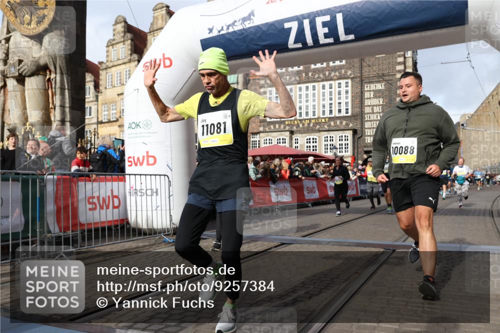 05.10.2025 - 20. swb-Marathon Bremen Yannick Fuchs http://msf.ph/oto/9257384 05.10.2025 10:55:50 Ziel 7165, 9195, 9197, 9621, 9720, 9882, 10088, 10107, 10195, 10287, 10323, 10475, 10755, 10800, 10909, 11081, 11586, 11588, 11624 meine-sportfotos.de