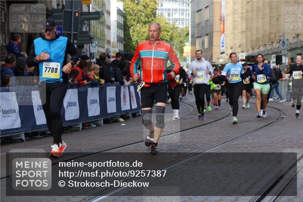 05.10.2025 - 20. swb-Marathon Bremen Strokosch-Dieckow http://msf.ph/oto/9257387 05.10.2025 11:03:50 Ziel 7788, 9241, 9379, 9571, 10106, 10238, 10265, 10271, 11039, 11272, 11306 meine-sportfotos.de