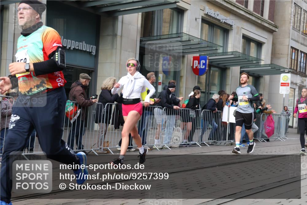 05.10.2025 - 20. swb-Marathon Bremen Strokosch-Dieckow http://msf.ph/oto/9257399 05.10.2025 10:58:21 Ziel 7163, 8585, 9346, 9349, 9359, 9370, 9430, 9472, 9529, 9540, 9622, 9714, 9766, 9820, 9913, 10049, 10055, 10080, 10261, 10263, 10285, 10408, 10513, 10527, 10560, 10561, 10591, 10679, 10871, 10936, 10988, 11078, 11290, 11483, 11651, 7163, 8585, 9346, 9349, 9359, 9370, 9430, 9472, 9529, 9540, 9622, 9714, 9766, 9820, 9913, 10049, 10055, 10080, 10261, 10263, 10285, 10408, 10513, 10527, 10560, 10561, 10591, 10679, 11290, 11483, 11651 meine-sportfotos.de