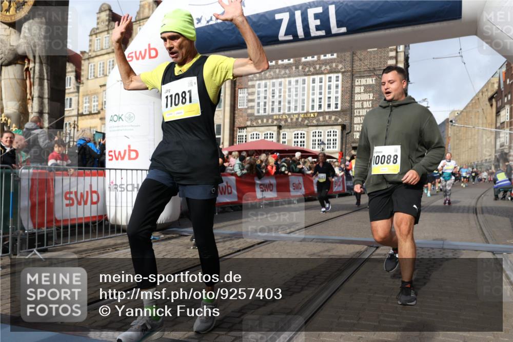 05.10.2025 - 20. swb-Marathon Bremen Yannick Fuchs http://msf.ph/oto/9257403 05.10.2025 10:55:50 Ziel 7165, 9195, 9197, 9621, 9720, 9882, 10088, 10107, 10195, 10287, 10323, 10475, 10755, 10800, 10909, 11081, 11586, 11588, 11624 meine-sportfotos.de