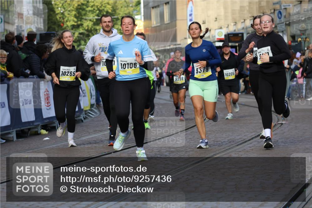 05.10.2025 - 20. swb-Marathon Bremen Strokosch-Dieckow http://msf.ph/oto/9257436 05.10.2025 11:03:52 Ziel 7788, 9241, 9379, 9571, 10106, 10265, 10271, 11039, 11183, 11272, 11609 meine-sportfotos.de