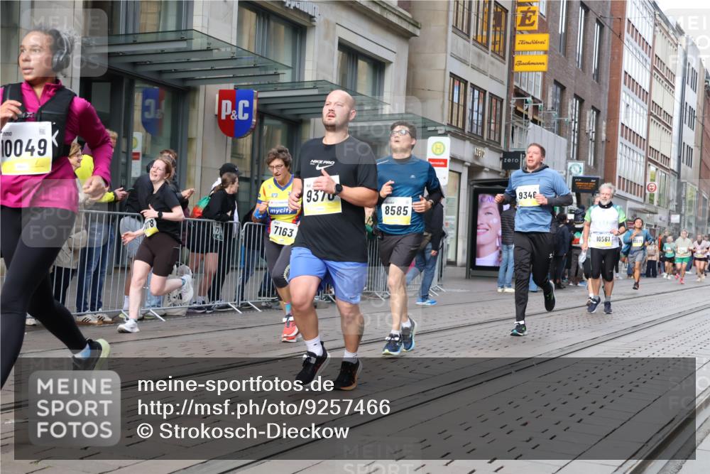 05.10.2025 - 20. swb-Marathon Bremen Strokosch-Dieckow http://msf.ph/oto/9257466 05.10.2025 10:58:24 Ziel 7163, 8585, 9346, 9349, 9359, 9370, 9430, 9472, 9518, 9529, 9540, 9542, 9622, 9714, 9766, 9913, 10049, 10080, 10261, 10263, 10285, 10408, 10513, 10527, 10560, 10561, 10591, 10679, 10871, 10936, 10988, 11078, 11290, 11483, 11612, 11651, 7163, 8585, 9346, 9349, 9359, 9370, 9430, 9472, 9518, 9529, 9540, 9542, 9622, 9714, 9766, 9913, 10049, 10080, 10261, 10263, 10285, 10408, 10513, 10527, 10560, 10561, 10591, 10679, 11290, 11483, 11612, 11651 meine-sportfotos.de