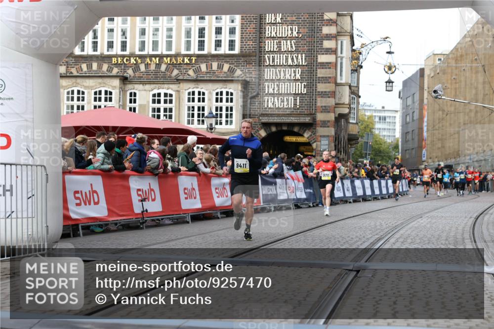 05.10.2025 - 20. swb-Marathon Bremen Yannick Fuchs http://msf.ph/oto/9257470 05.10.2025 10:47:19 Ziel 9411, 9546, 9711 meine-sportfotos.de