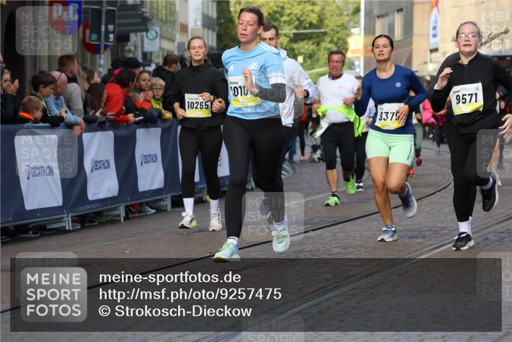 05.10.2025 - 20. swb-Marathon Bremen Strokosch-Dieckow http://msf.ph/oto/9257475 05.10.2025 11:03:53 Ziel 7788, 9241, 9379, 9571, 10106, 10265, 10271, 11039, 11183, 11272, 11609 meine-sportfotos.de
