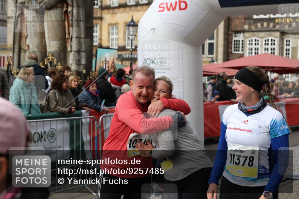 05.10.2025 - 20. swb-Marathon Bremen Yannick Fuchs http://msf.ph/oto/9257485 05.10.2025 11:16:25 Ziel 7110, 9679, 10339, 10340, 10564, 11247, 11378 meine-sportfotos.de