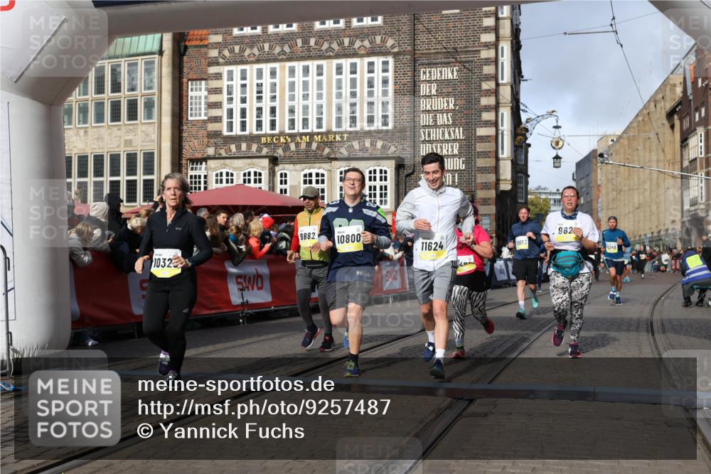 05.10.2025 - 20. swb-Marathon Bremen Yannick Fuchs http://msf.ph/oto/9257487 05.10.2025 10:55:52 Ziel 7165, 9195, 9197, 9621, 9882, 10088, 10253, 10287, 10323, 10385, 10475, 10653, 10755, 10800, 10909, 11081, 11249, 11586, 11588, 11624 meine-sportfotos.de