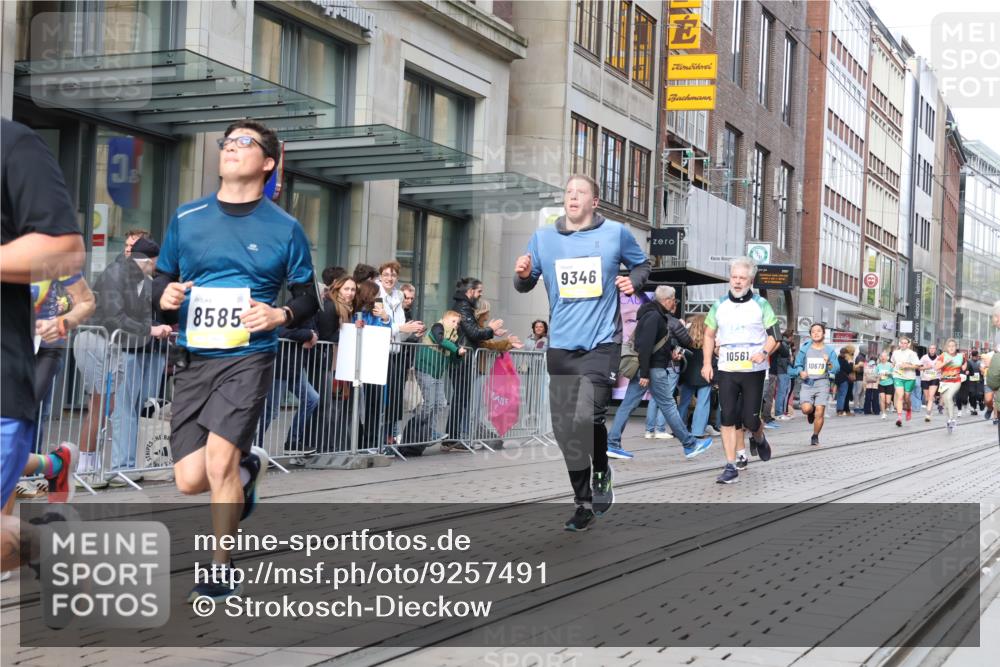 05.10.2025 - 20. swb-Marathon Bremen Strokosch-Dieckow http://msf.ph/oto/9257491 05.10.2025 10:58:25 Ziel 7163, 8585, 9346, 9349, 9359, 9370, 9430, 9472, 9518, 9529, 9540, 9542, 9601, 9622, 9714, 9766, 9913, 10049, 10080, 10261, 10263, 10285, 10513, 10527, 10560, 10561, 10591, 10679, 10871, 10936, 10988, 11078, 11290, 11483, 11612, 11651, 7163, 8585, 9346, 9349, 9359, 9370, 9430, 9472, 9518, 9529, 9540, 9542, 9601, 9622, 9714, 9766, 9913, 10049, 10080, 10261, 10263, 10285, 10513, 10527, 10560, 10561, 10591, 10679, 11290, 11483, 11612, 11651 meine-sportfotos.de
