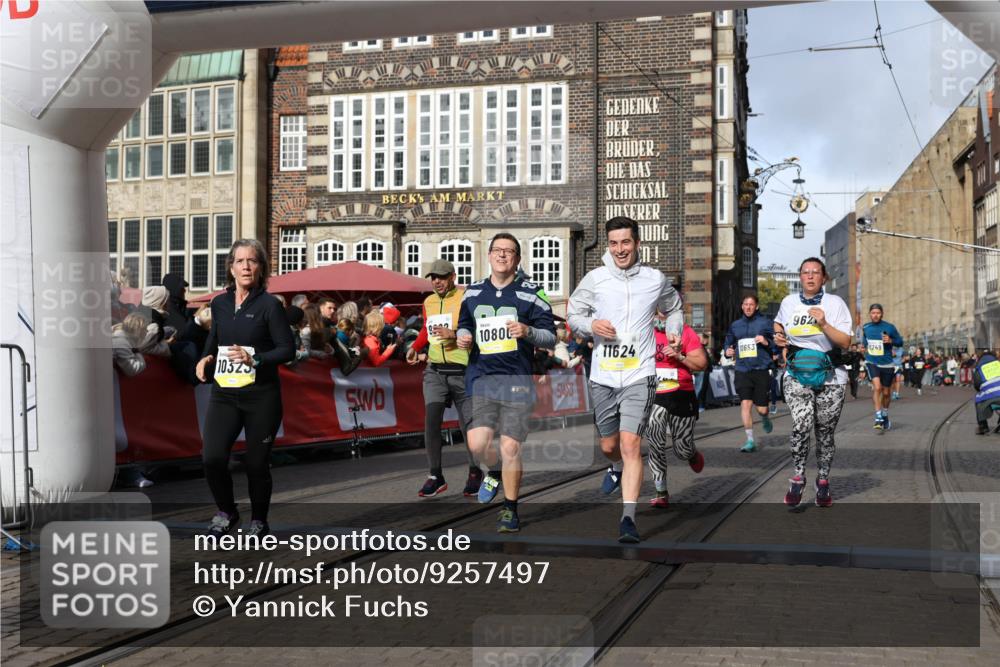 05.10.2025 - 20. swb-Marathon Bremen Yannick Fuchs http://msf.ph/oto/9257497 05.10.2025 10:55:52 Ziel 7165, 9195, 9197, 9621, 9882, 10088, 10253, 10287, 10323, 10385, 10475, 10653, 10755, 10800, 10909, 11081, 11249, 11586, 11588, 11624 meine-sportfotos.de