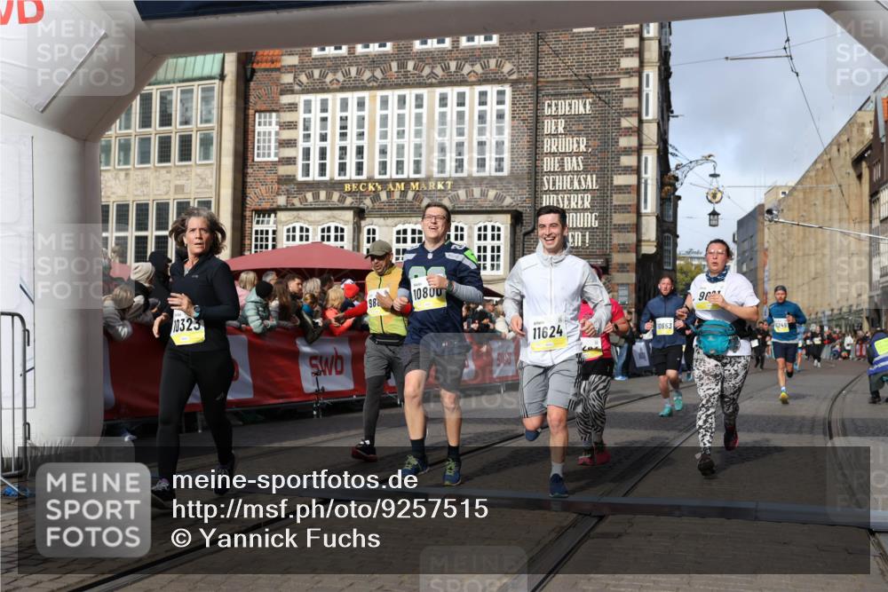 05.10.2025 - 20. swb-Marathon Bremen Yannick Fuchs http://msf.ph/oto/9257515 05.10.2025 10:55:52 Ziel 7165, 9195, 9197, 9621, 9882, 10088, 10253, 10287, 10323, 10385, 10475, 10653, 10755, 10800, 10909, 11081, 11249, 11586, 11588, 11624 meine-sportfotos.de