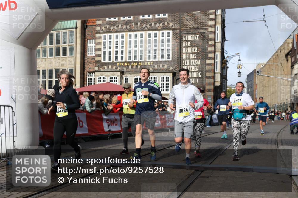 05.10.2025 - 20. swb-Marathon Bremen Yannick Fuchs http://msf.ph/oto/9257528 05.10.2025 10:55:52 Ziel 7165, 9195, 9197, 9621, 9882, 10088, 10253, 10287, 10323, 10385, 10475, 10653, 10755, 10800, 10909, 11081, 11249, 11586, 11588, 11624 meine-sportfotos.de