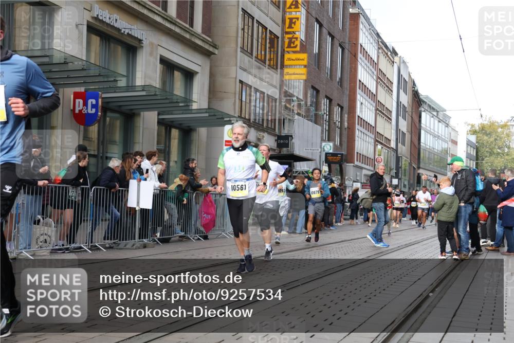 05.10.2025 - 20. swb-Marathon Bremen Strokosch-Dieckow http://msf.ph/oto/9257534 05.10.2025 10:58:26 Ziel 7163, 8585, 9346, 9349, 9359, 9370, 9430, 9472, 9518, 9529, 9540, 9542, 9601, 9622, 9714, 9766, 9913, 10049, 10080, 10263, 10285, 10513, 10527, 10560, 10561, 10591, 10679, 10871, 10936, 11078, 11290, 11483, 11612, 11651, 7163, 8585, 9346, 9349, 9359, 9370, 9430, 9472, 9518, 9529, 9540, 9542, 9601, 9622, 9714, 9766, 9913, 10049, 10080, 10263, 10285, 10513, 10527, 10560, 10561, 10591, 10679, 11290, 11483, 11612, 11651 meine-sportfotos.de